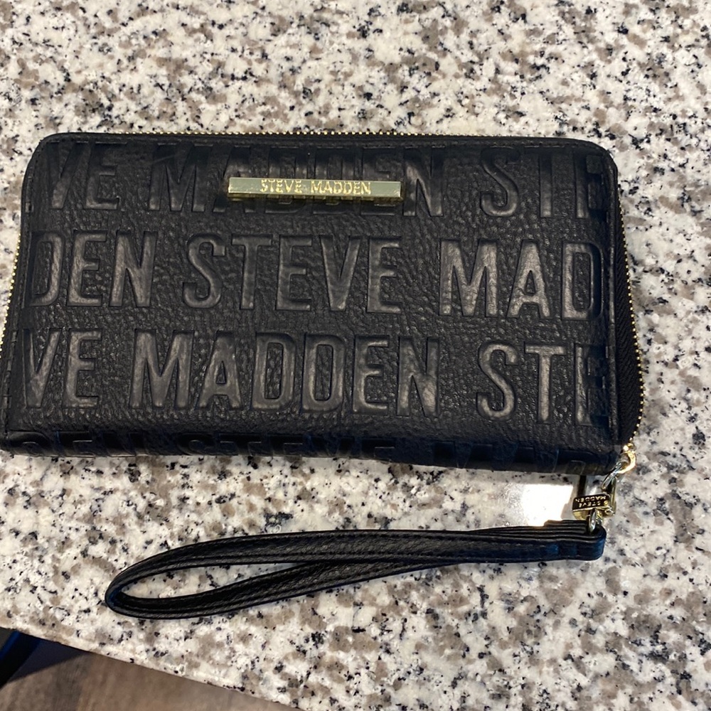 Steven Madden wristlet